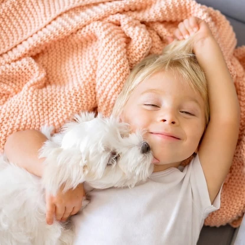 Nuori nainen muuttaa uuteen kotiin