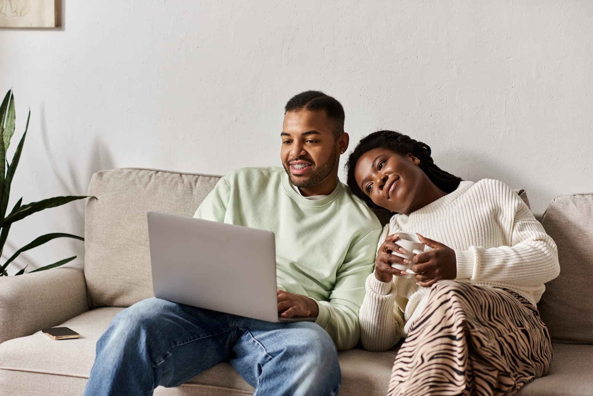 Iloinen asukas soittamassa asiakaspalveluun